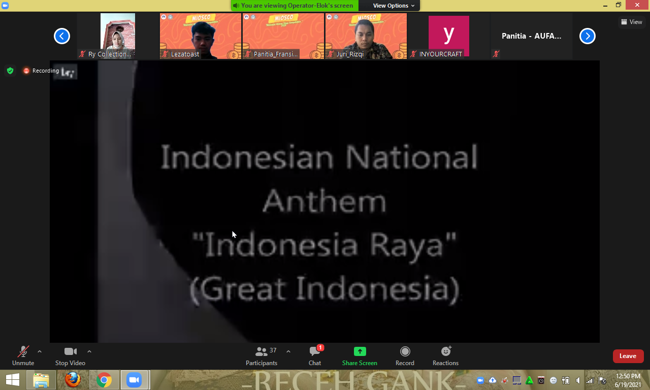 Menyanyikan lagu Indonesia Raya